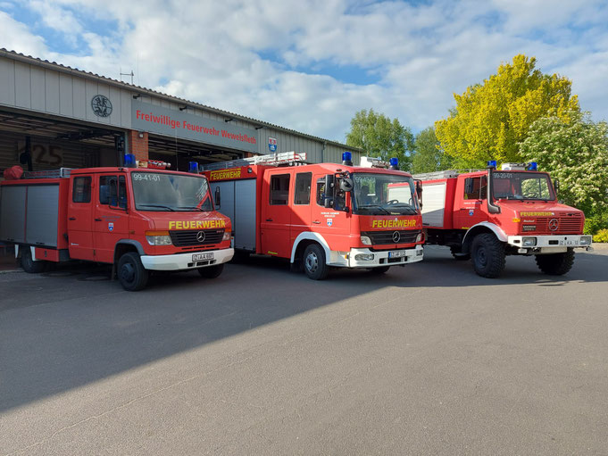 Die drei Einsatzfahrzeuge der Freiwilligen Feuerwehr Wewelsfleth vor dem Gerätehaus