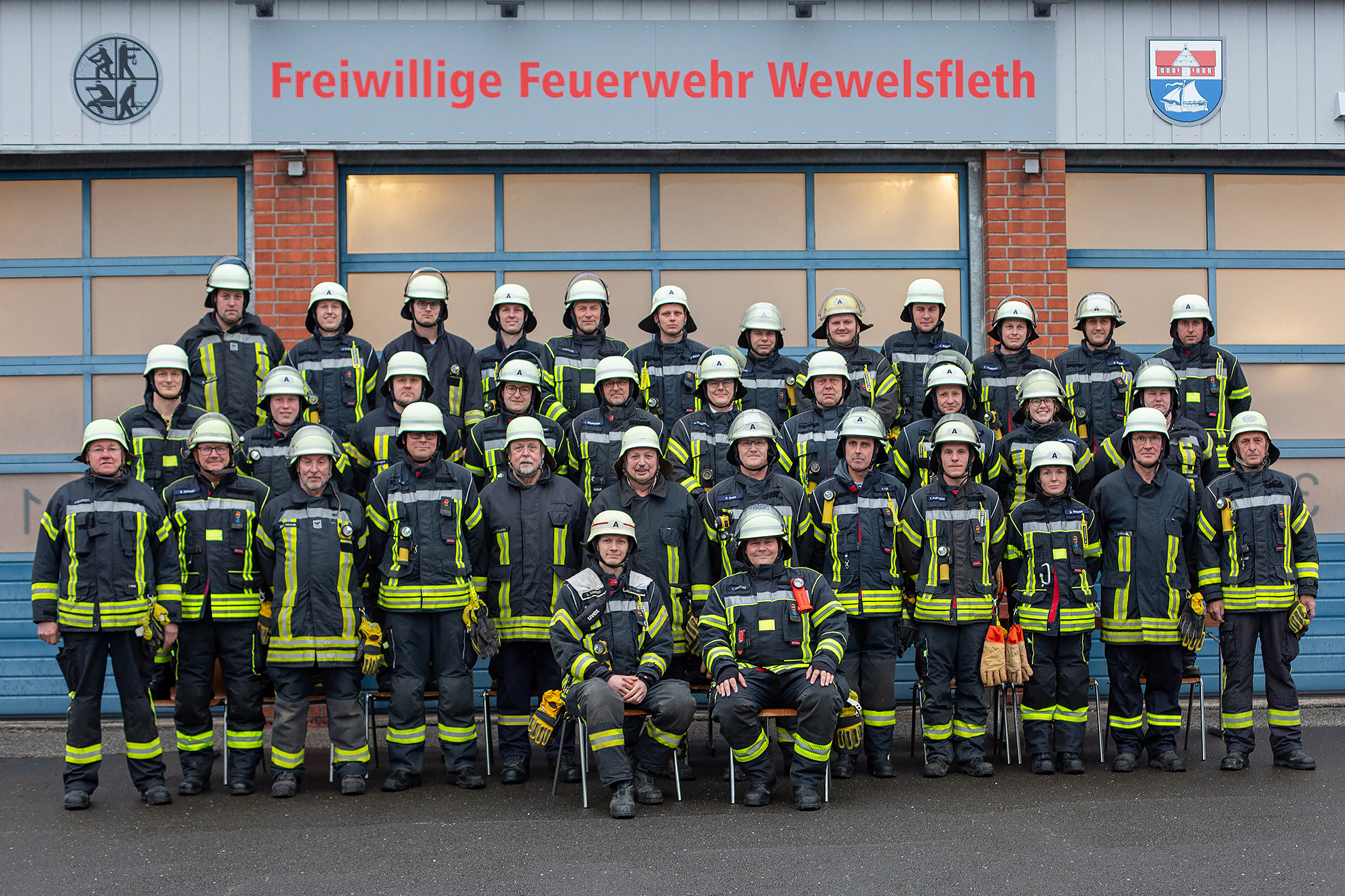 Kameradinnen und Kameraden der Freiwilligen Feuerwehr Wewelsfleth in Arbeitsuniform